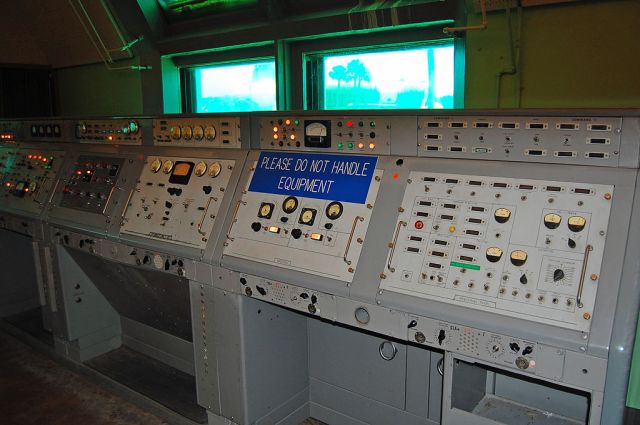 FLORIDATRAVELER air force canaveral 45 sheets of glassLC-26_equipment