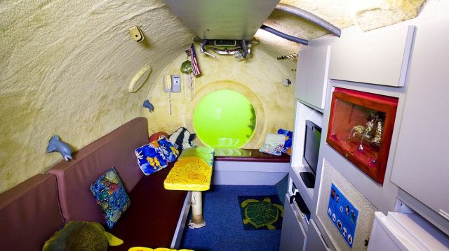 Floridatraveler inside-Jules Verne Lodge livingroom